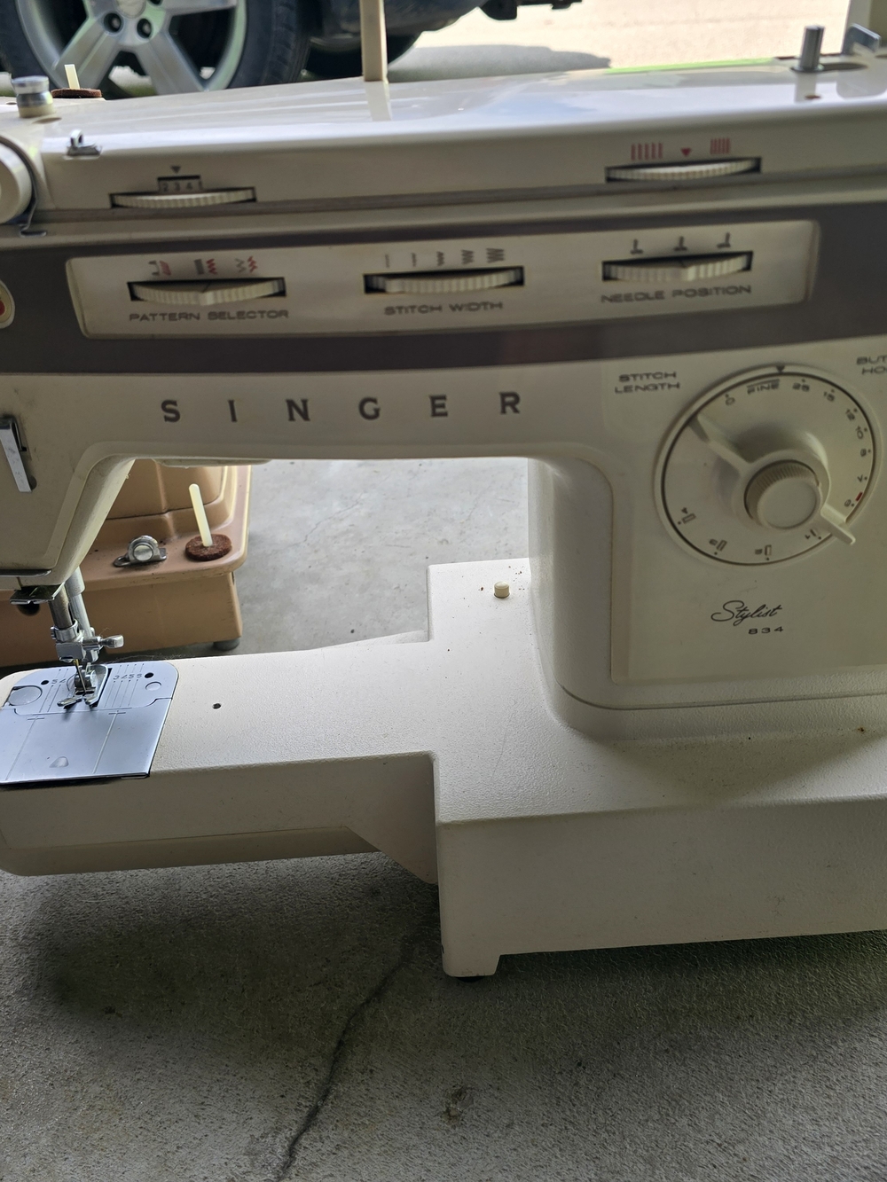 Singer Stylist 834 Vintage Sewing Machine in Cream And Pieces